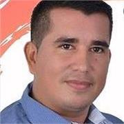 Profesor Ciencias Naturales imparte clases a niños en etapa de primaria